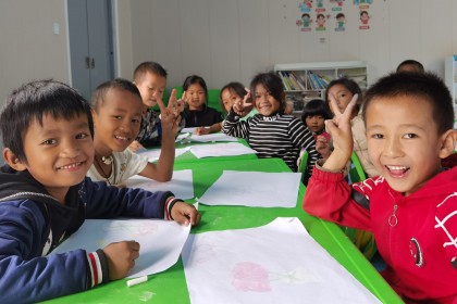 不会说普通话的拉祜族小孩，在幼儿班找不到自己的画笔